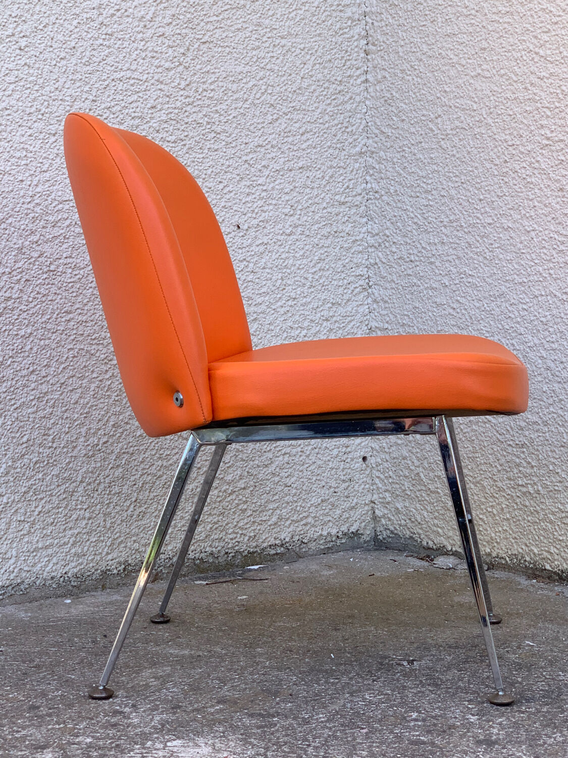 Chauffeuse vintage orange skaï et chrome 1970