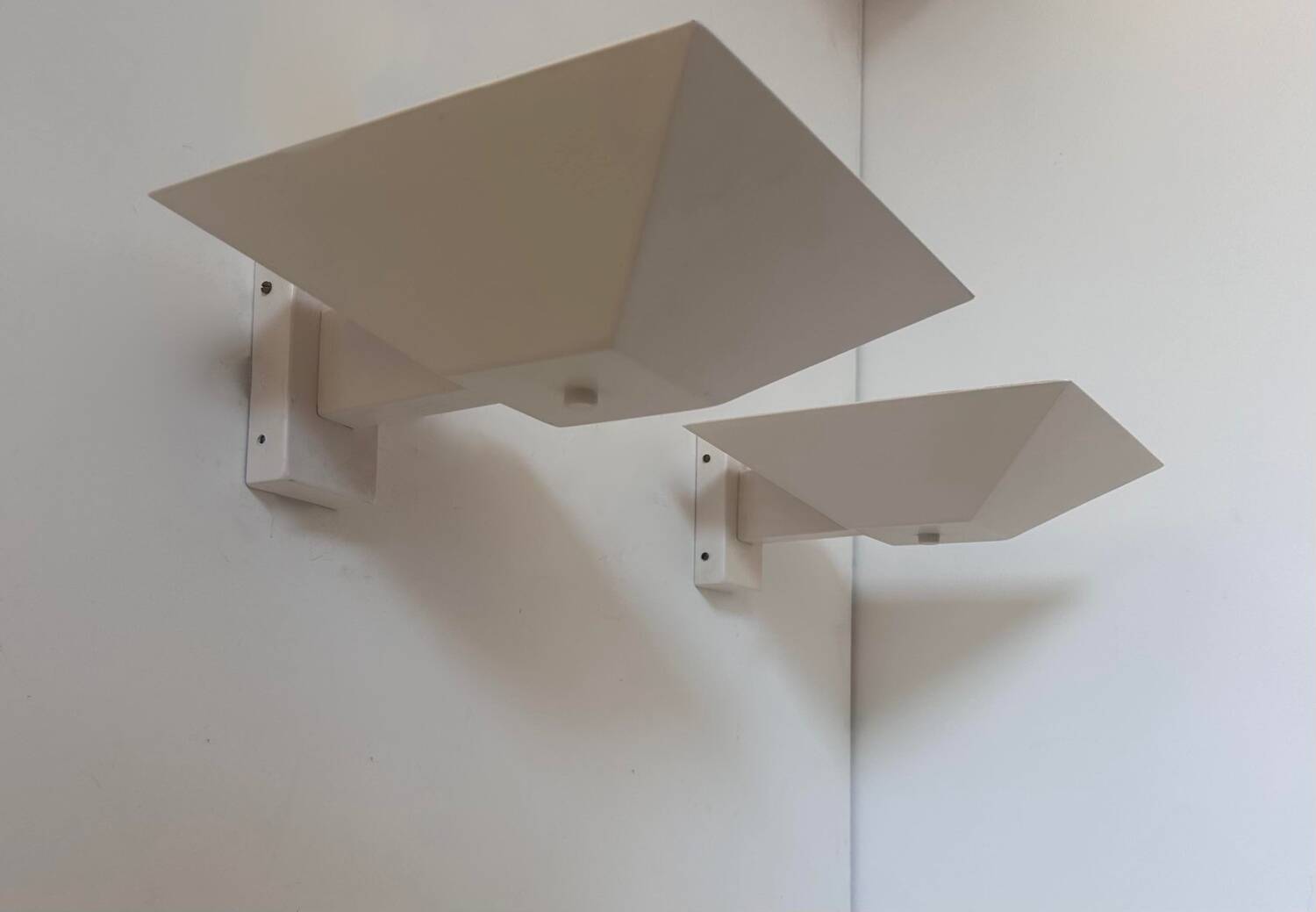 Set of modernist wall lights, white lacquered metal, France 1970