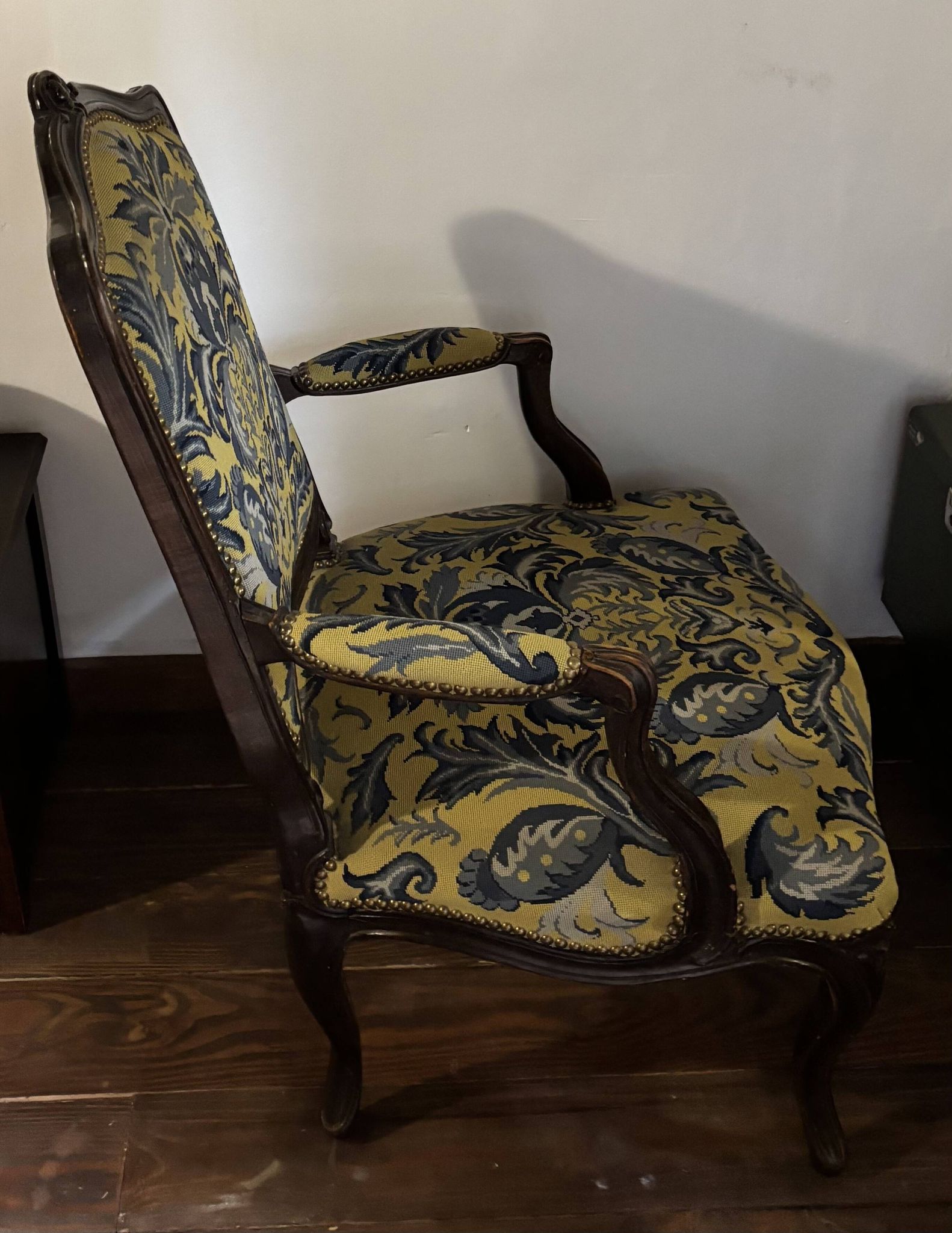 Fauteuil style Louis XV en hêtre – Tissu damassé jaune/bleu motif floraux.