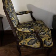 Fauteuil style Louis XV en hêtre – Tissu damassé jaune/bleu motif floraux.