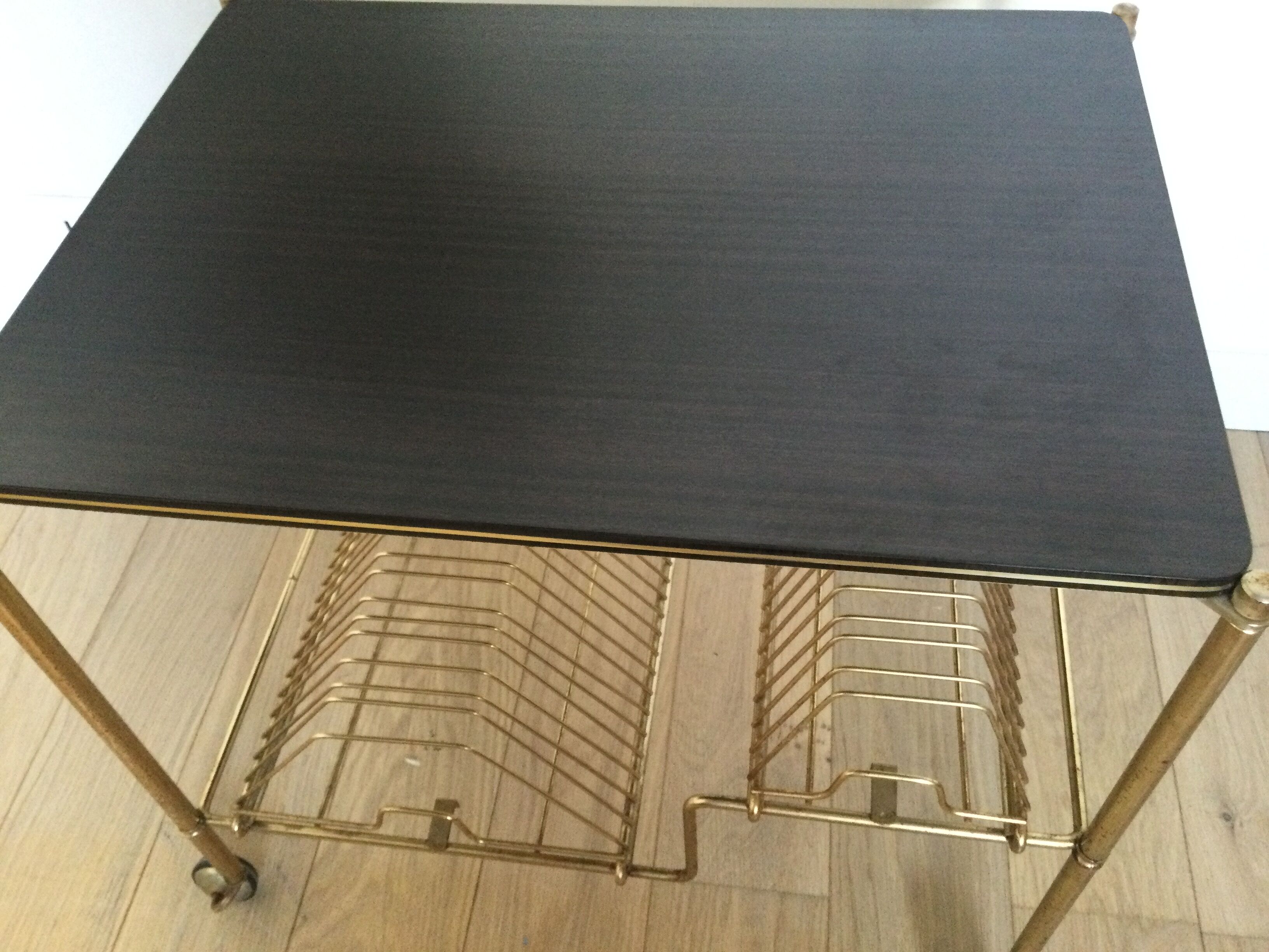 Serving table