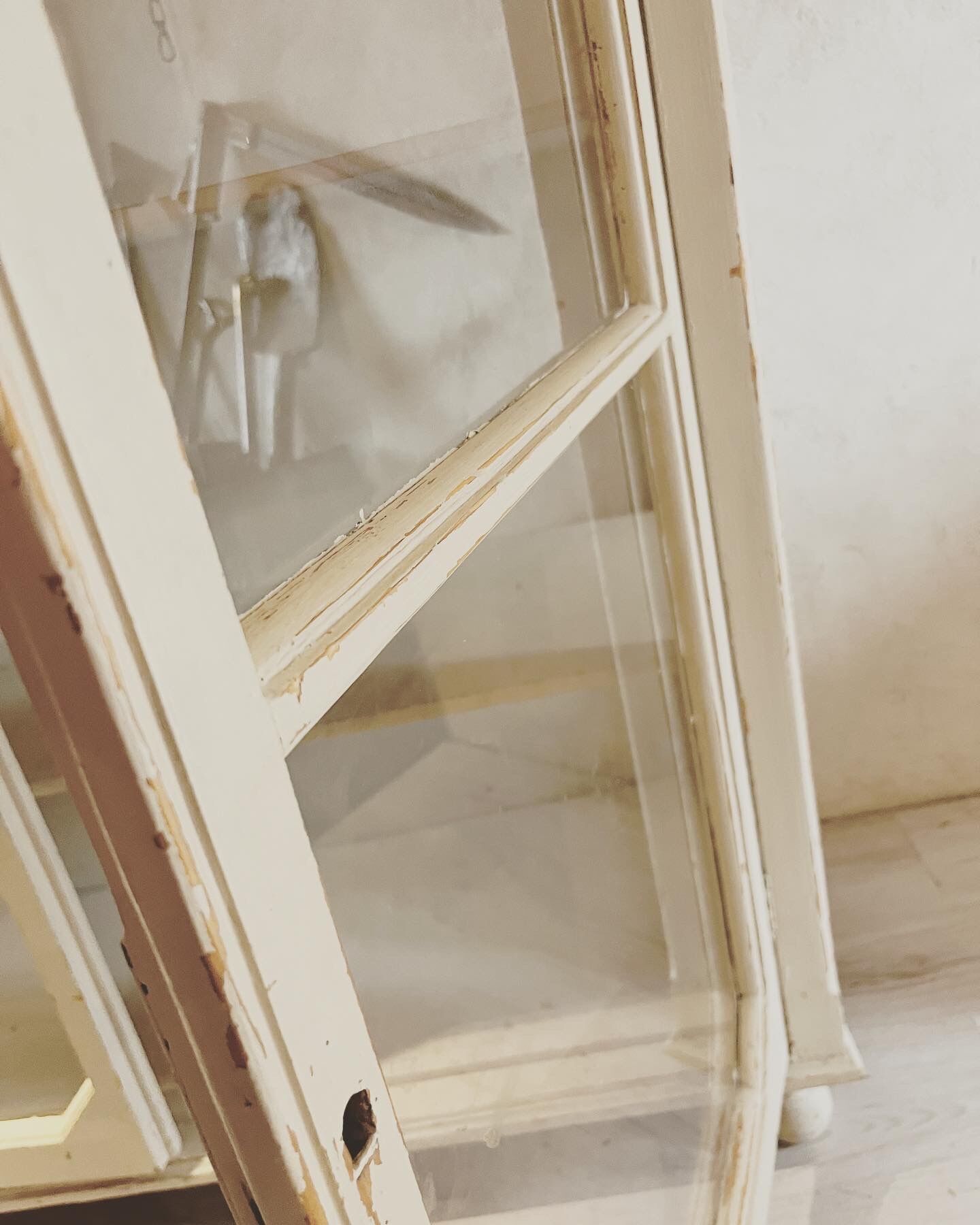 Old showcase on foot in white patina wood 1960