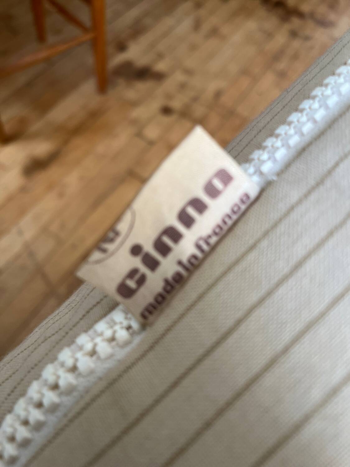 Chauffeuse Plumy Annie Hiéronimus pour Cinna