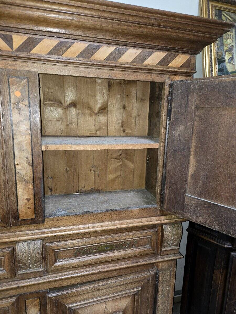 Buffet cabinet from Montbéliard, 18th century, in carved oak.