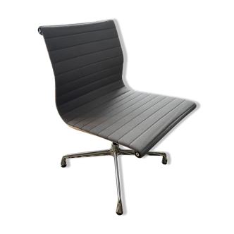Fauteuil pivotant EA 108 de Charles et Ray Eames édition Vitra