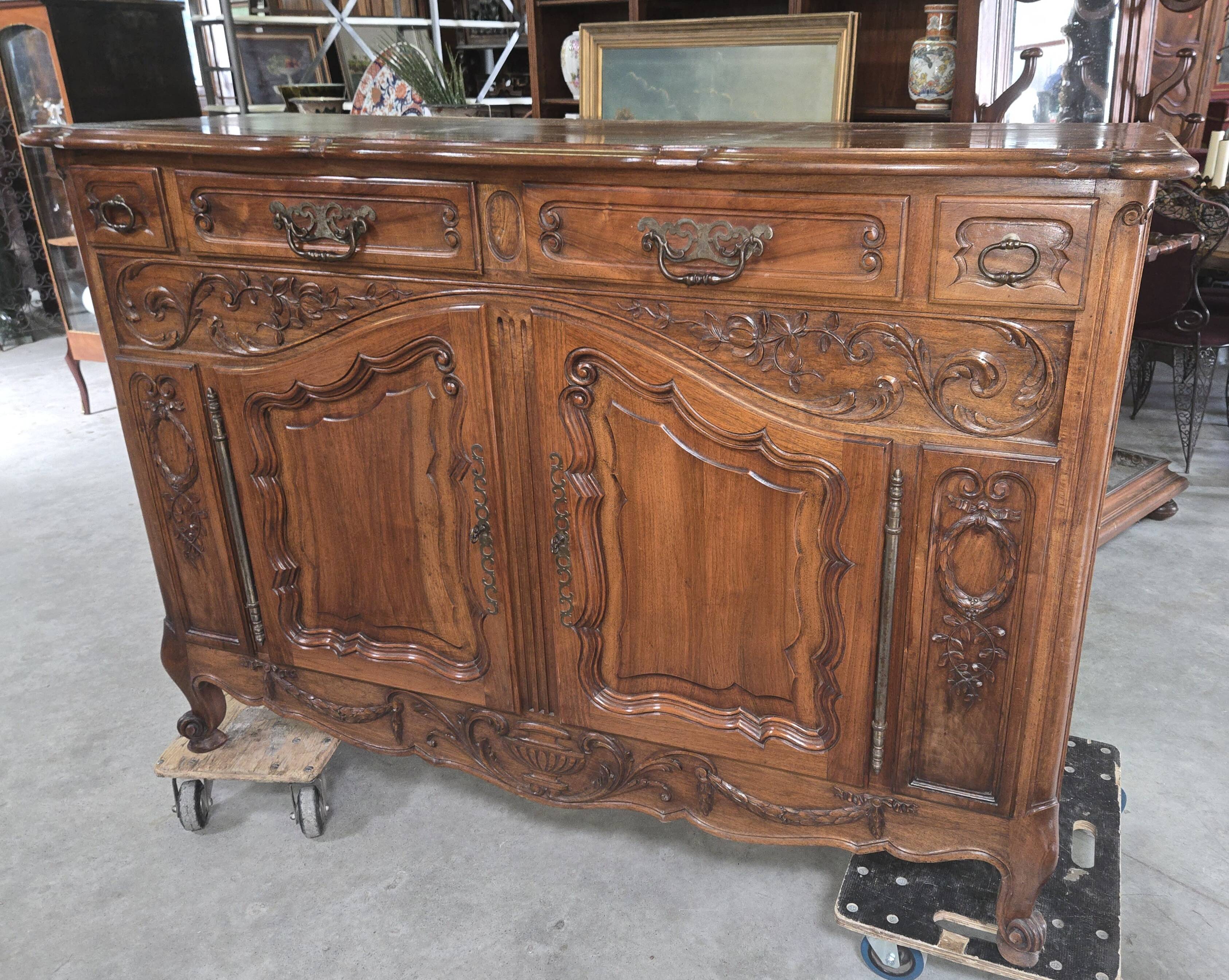 Buffet Louis XV provençal en noyer sculpté – XIXe siècle