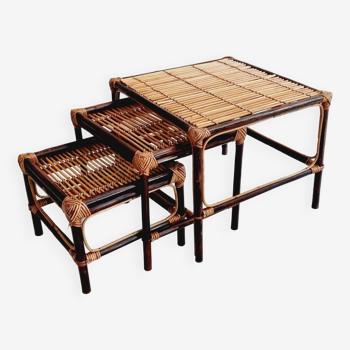 Trio de tables gigognes en bois et rotin