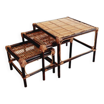 Trio de tables gigognes en bois et rotin