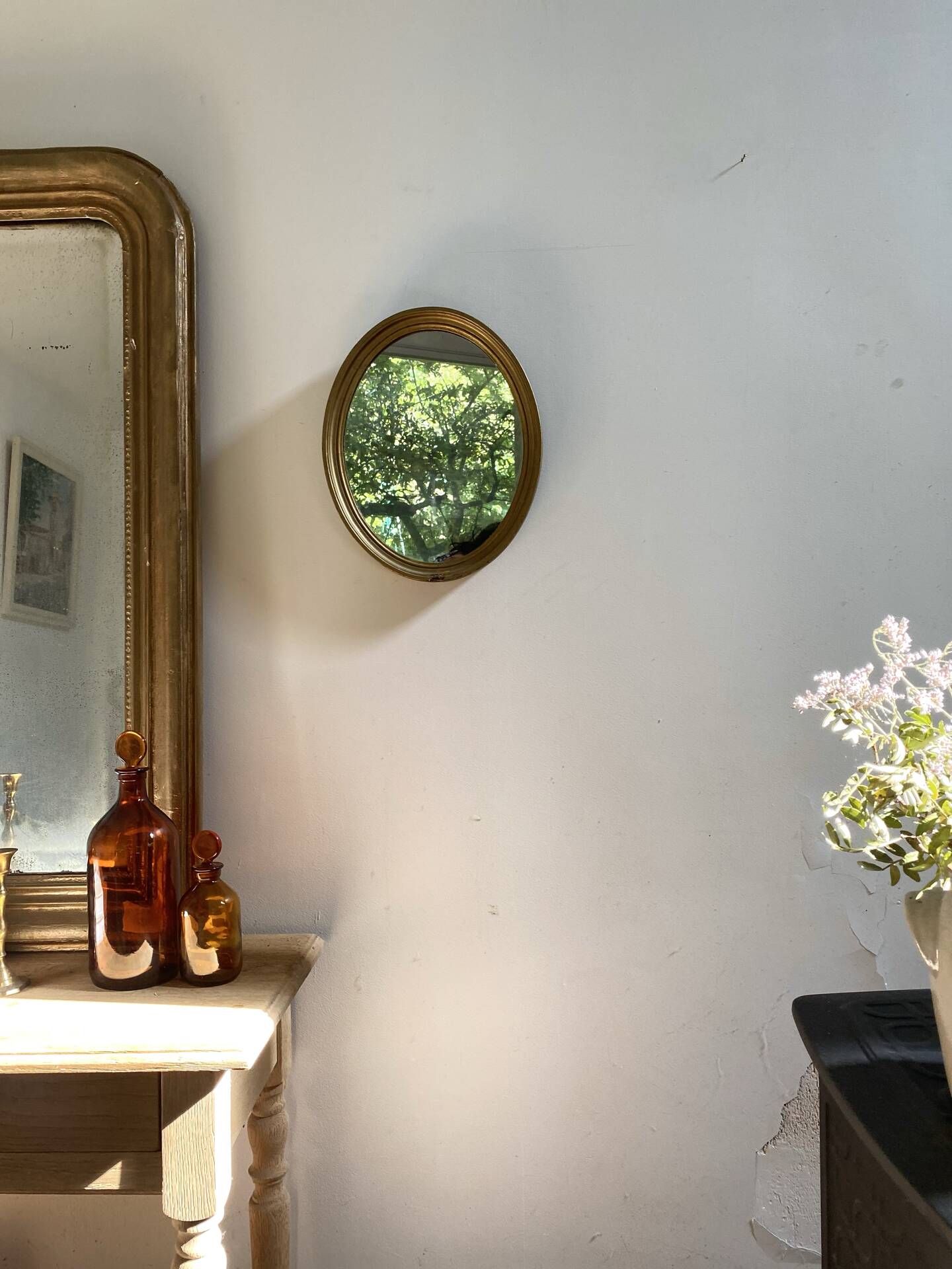 Oval mirror in gilded wood