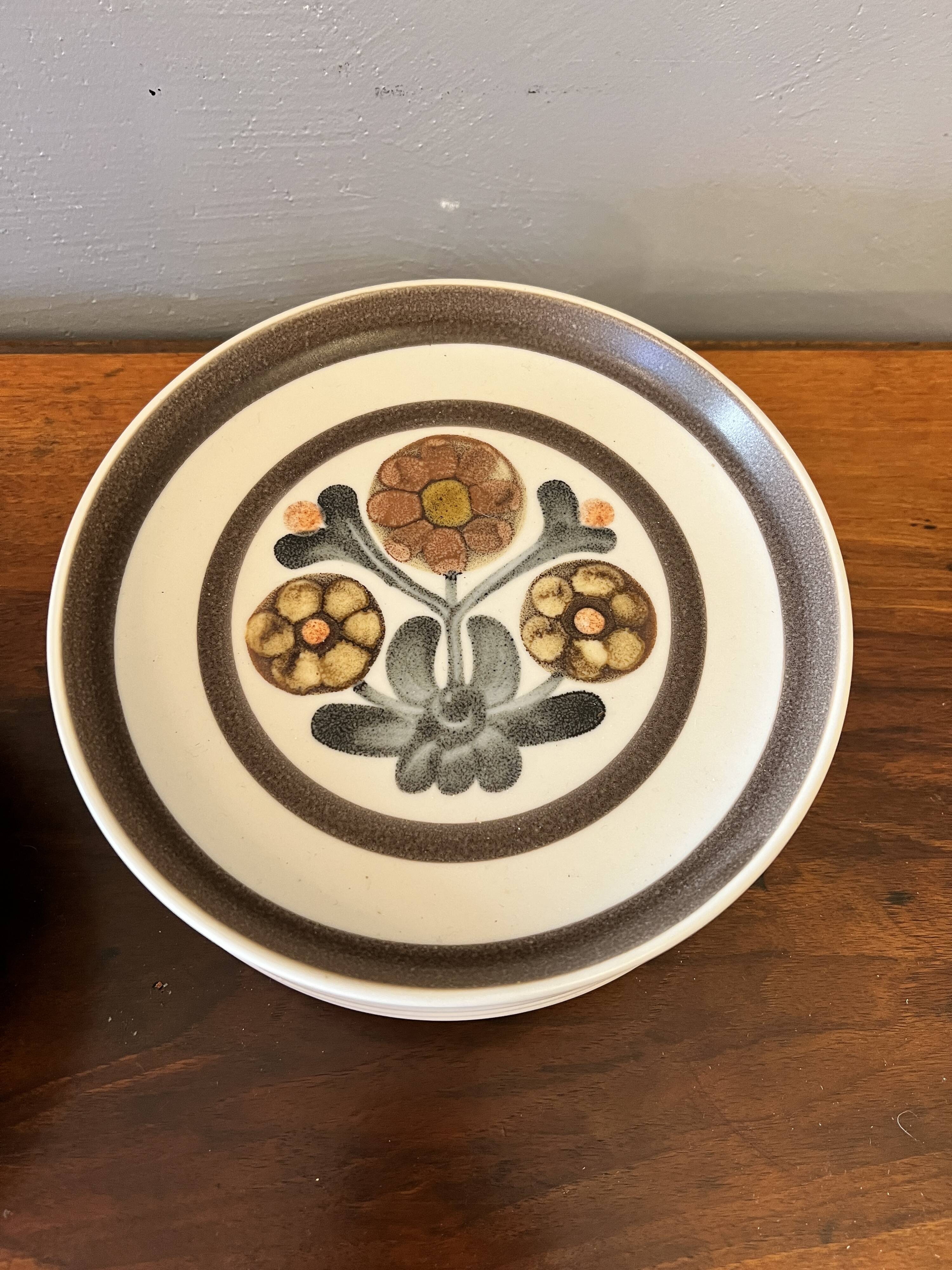 BHV - 6 flat plates in antique stoneware, England