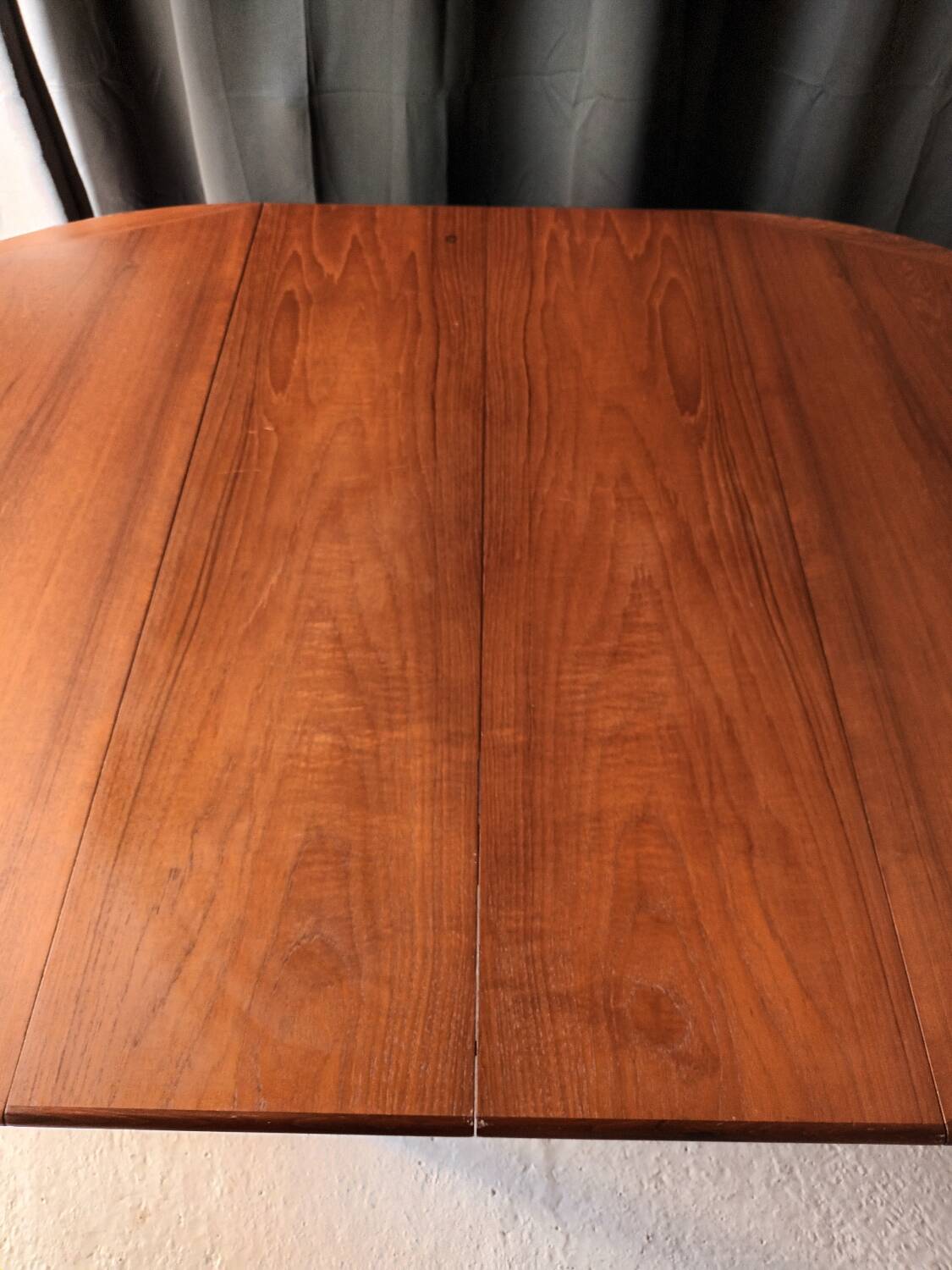 Scandinavian round table