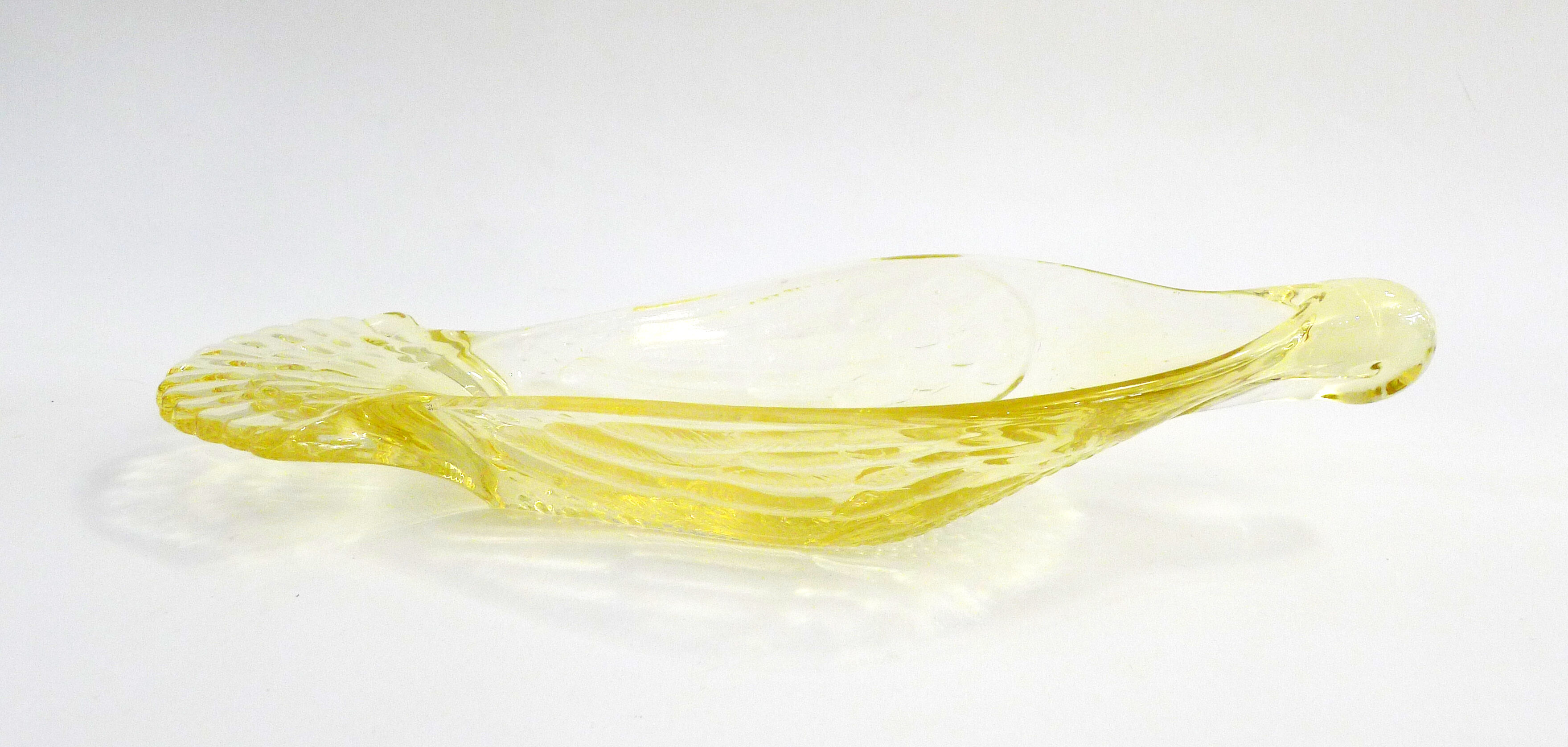 Plat coupe oiseau, en verre cristallin jaune pâle