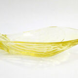 Plat coupe oiseau, en verre cristallin jaune pâle