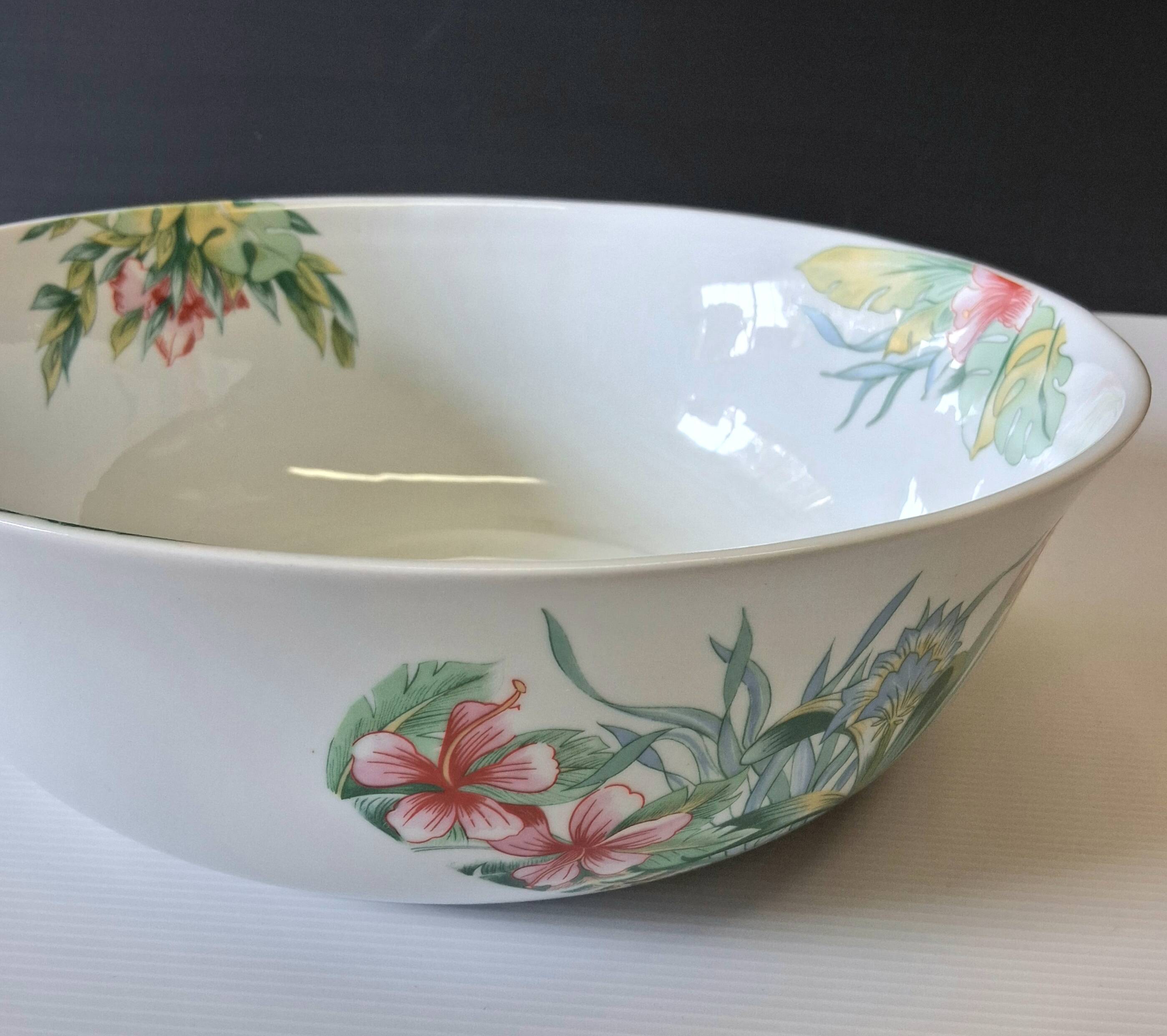 Very large porcelain salad bowl in very good condition from L'hirondelle Meh.