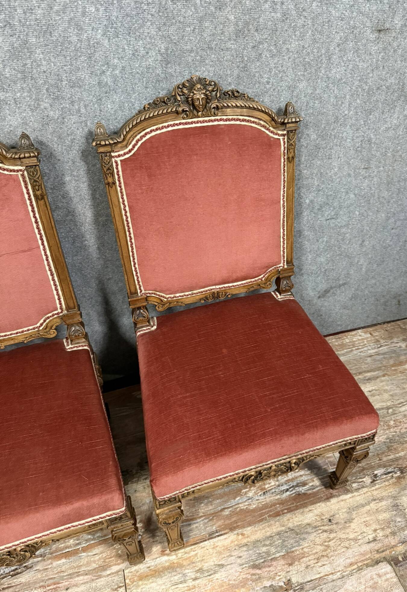 Importante paire de chaises de style Renaissance en bois sculpté
