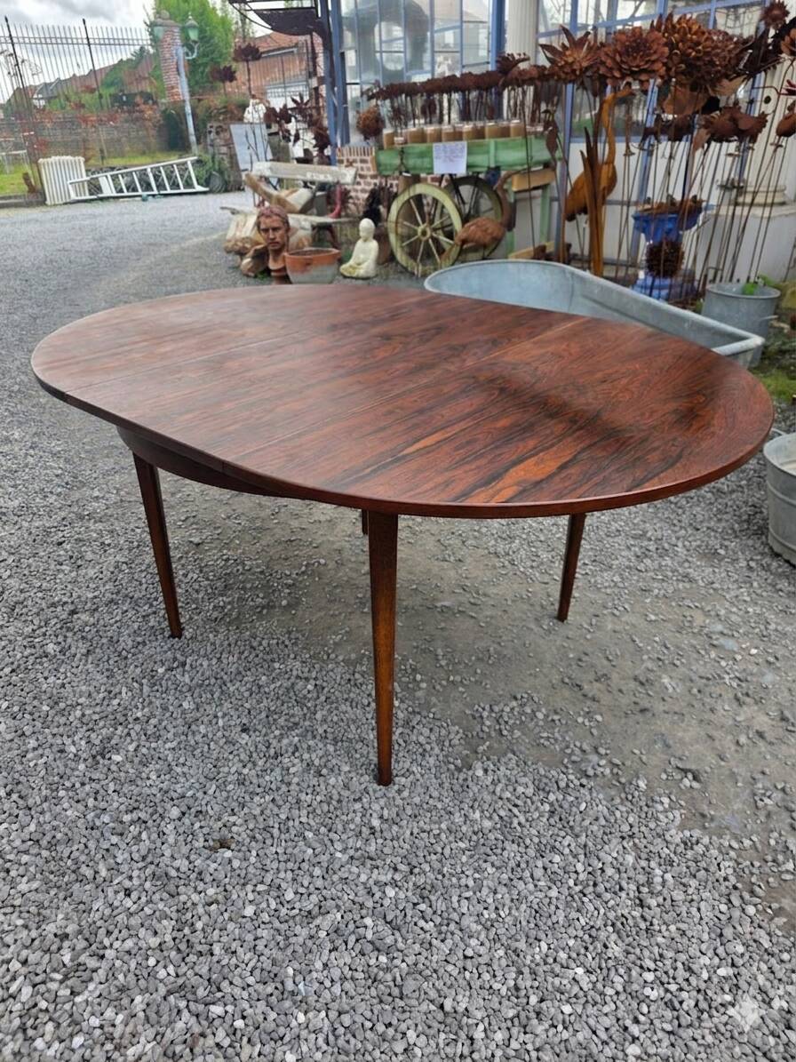 Scandinavian extendable table in rosewood from the 1960s, butterfly extension.