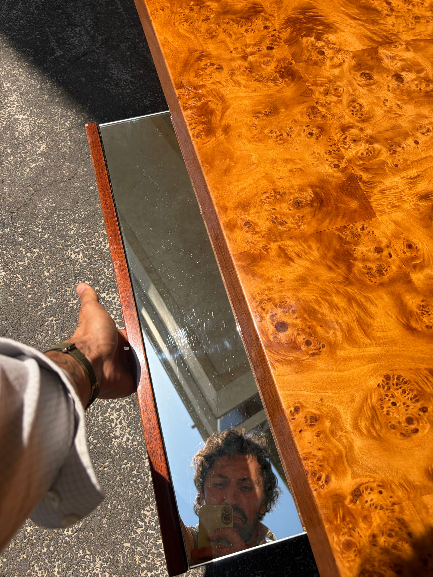 Coffee table in elm burl with 2 mirrored drawers from the 1970s.