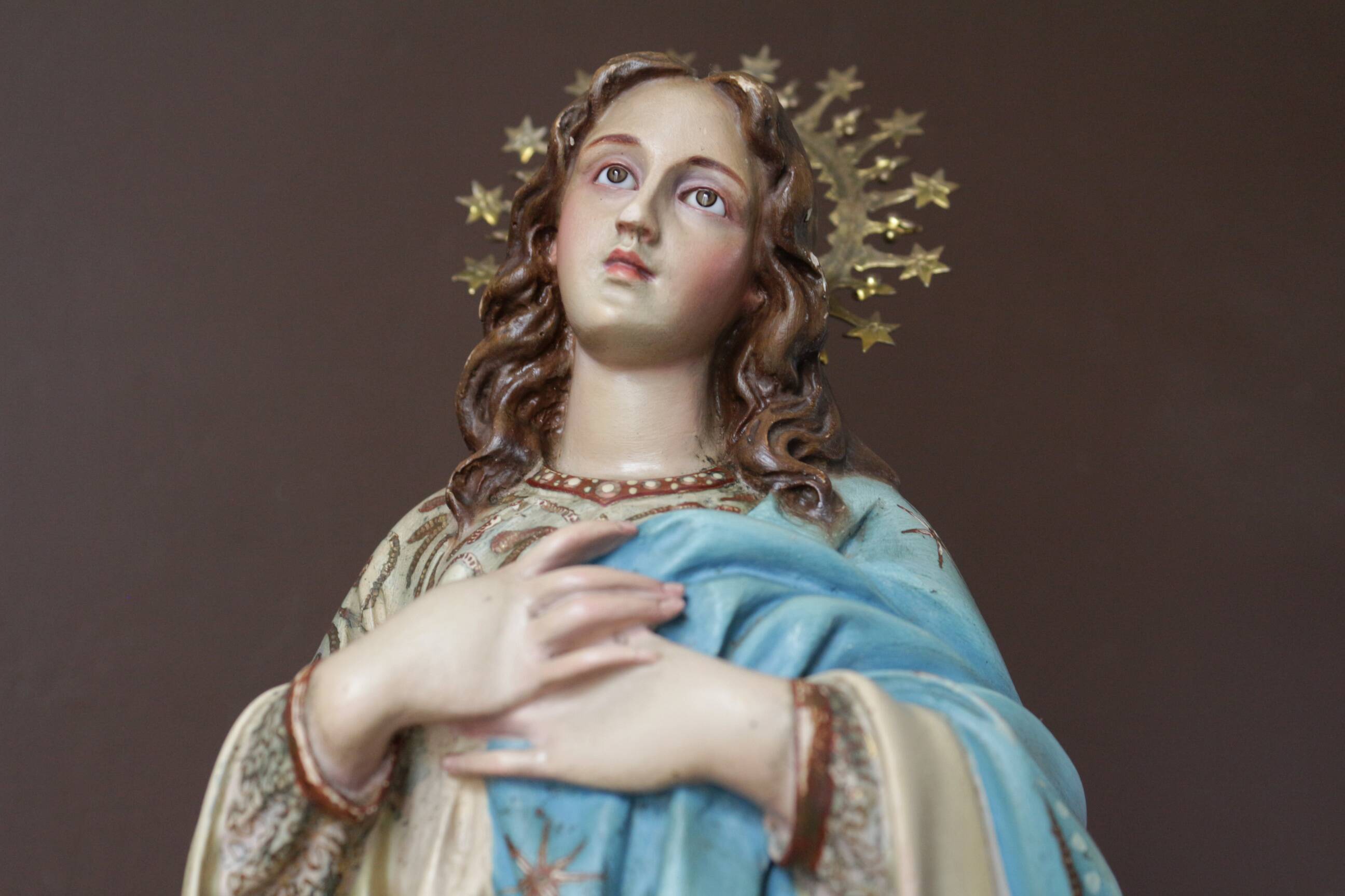 Plaster statuette of the Virgin of Olot with glass eyes. Early 20th century.