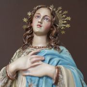 Plaster statuette of the Virgin of Olot with glass eyes. Early 20th century.