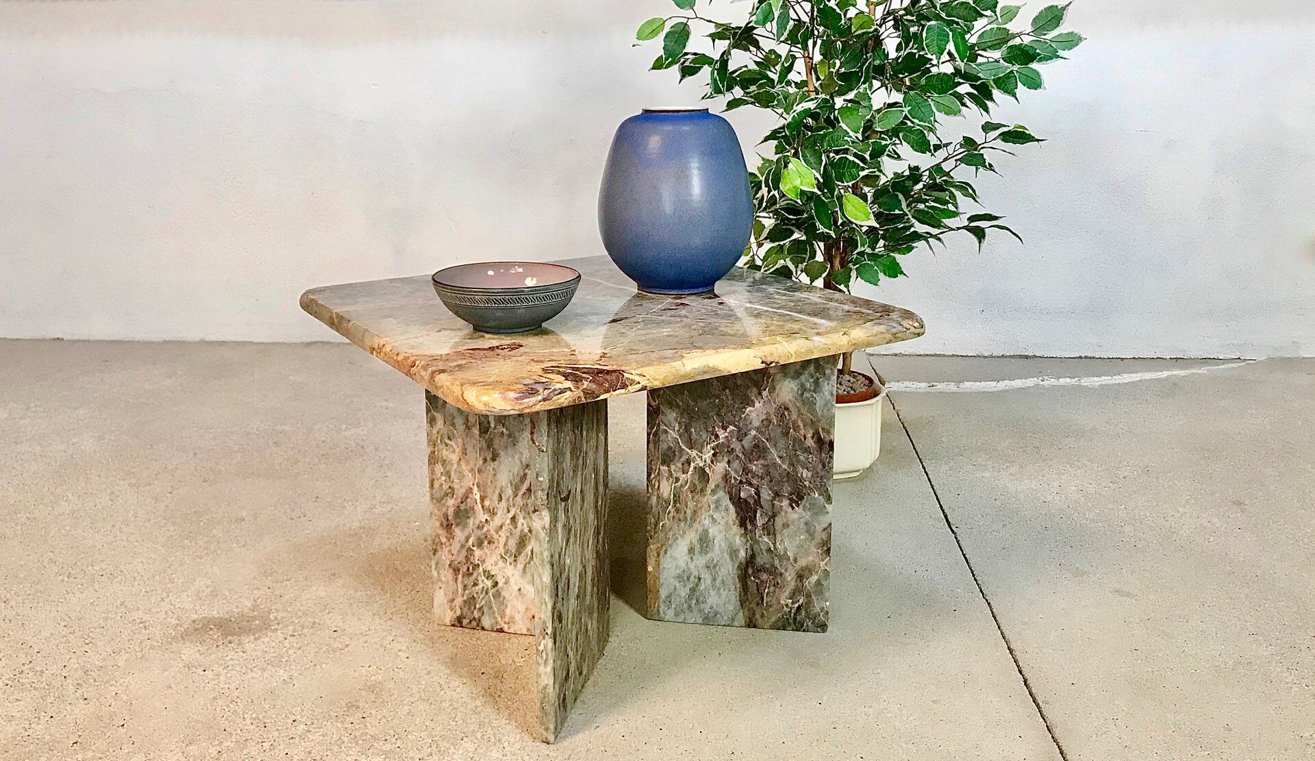Table d'appoint ou table basse en marbre multicolore, Italie, années 1970