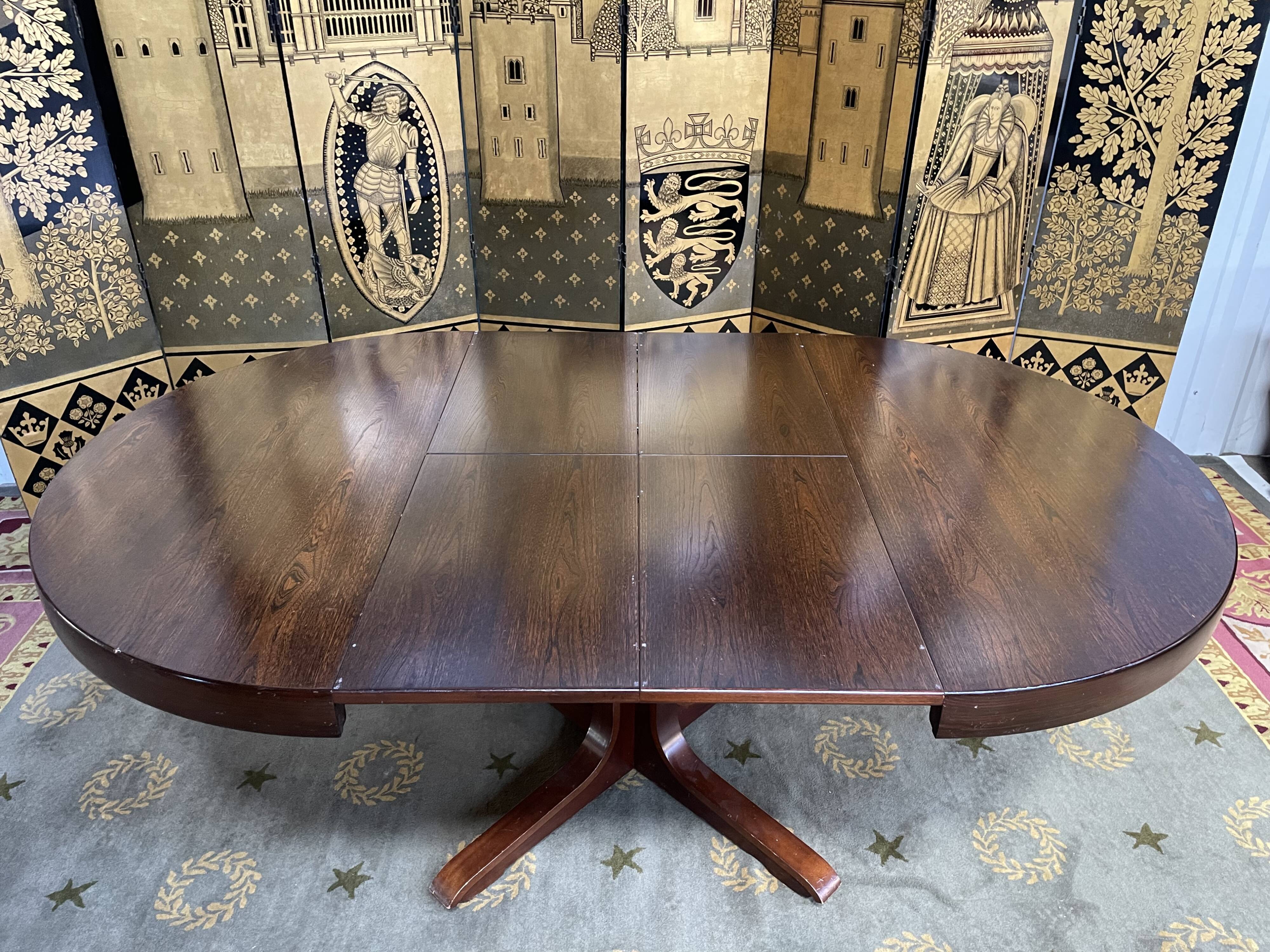 Baumann 1970 round table with integrated extensions