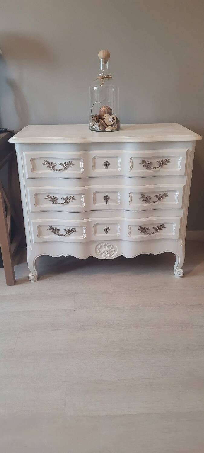 Louis XV style crossbow chest of drawers