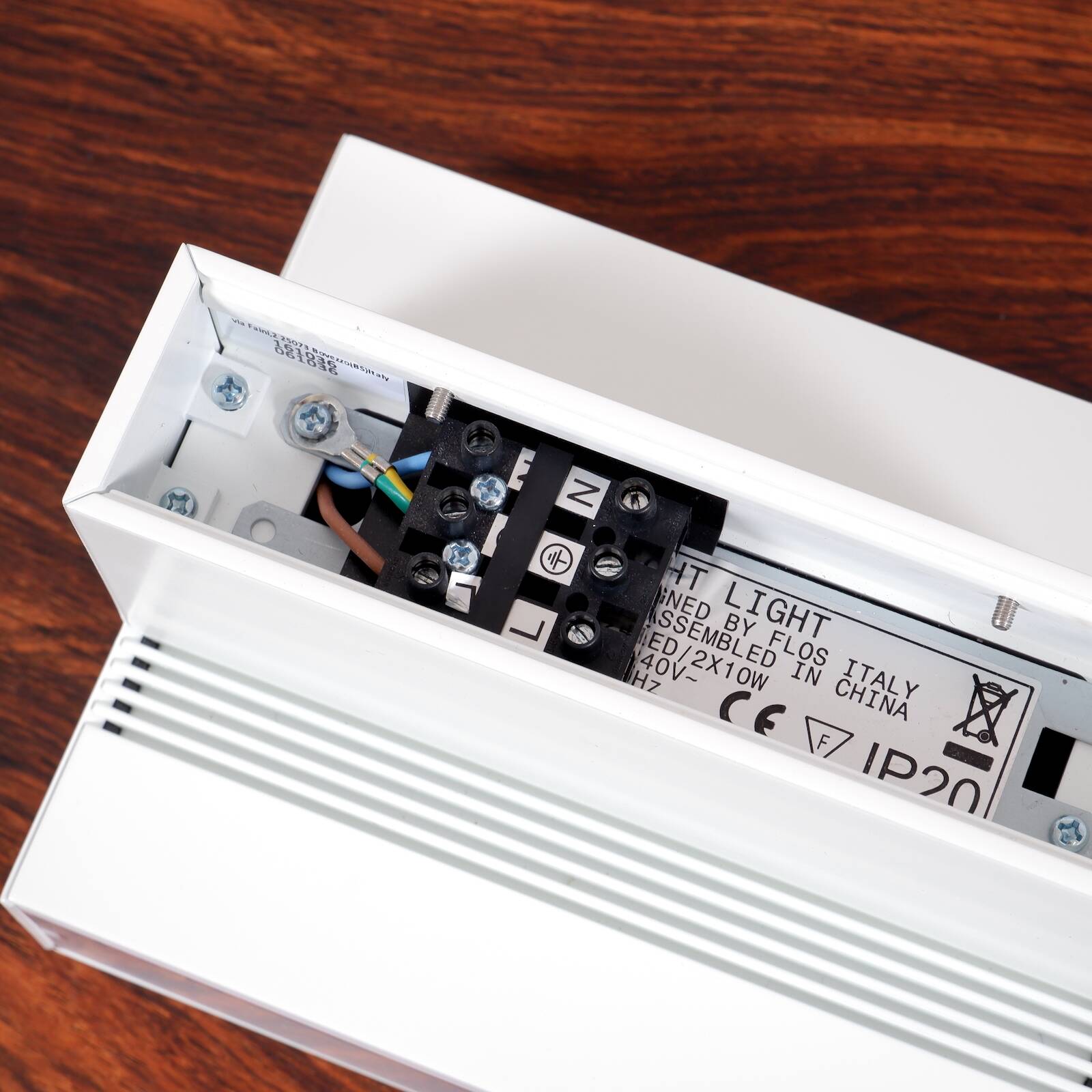 “Tight light” wall lamps by Piero Lissoni for Flos