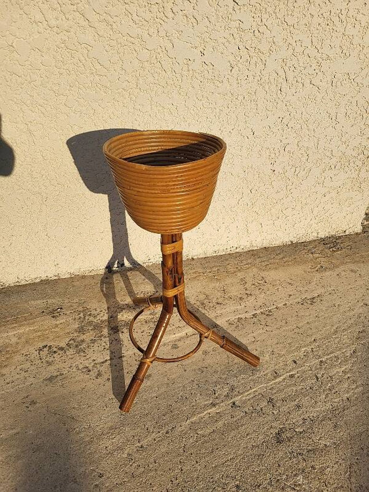PORTE POT DE FLEUR EN ROTIN 1960