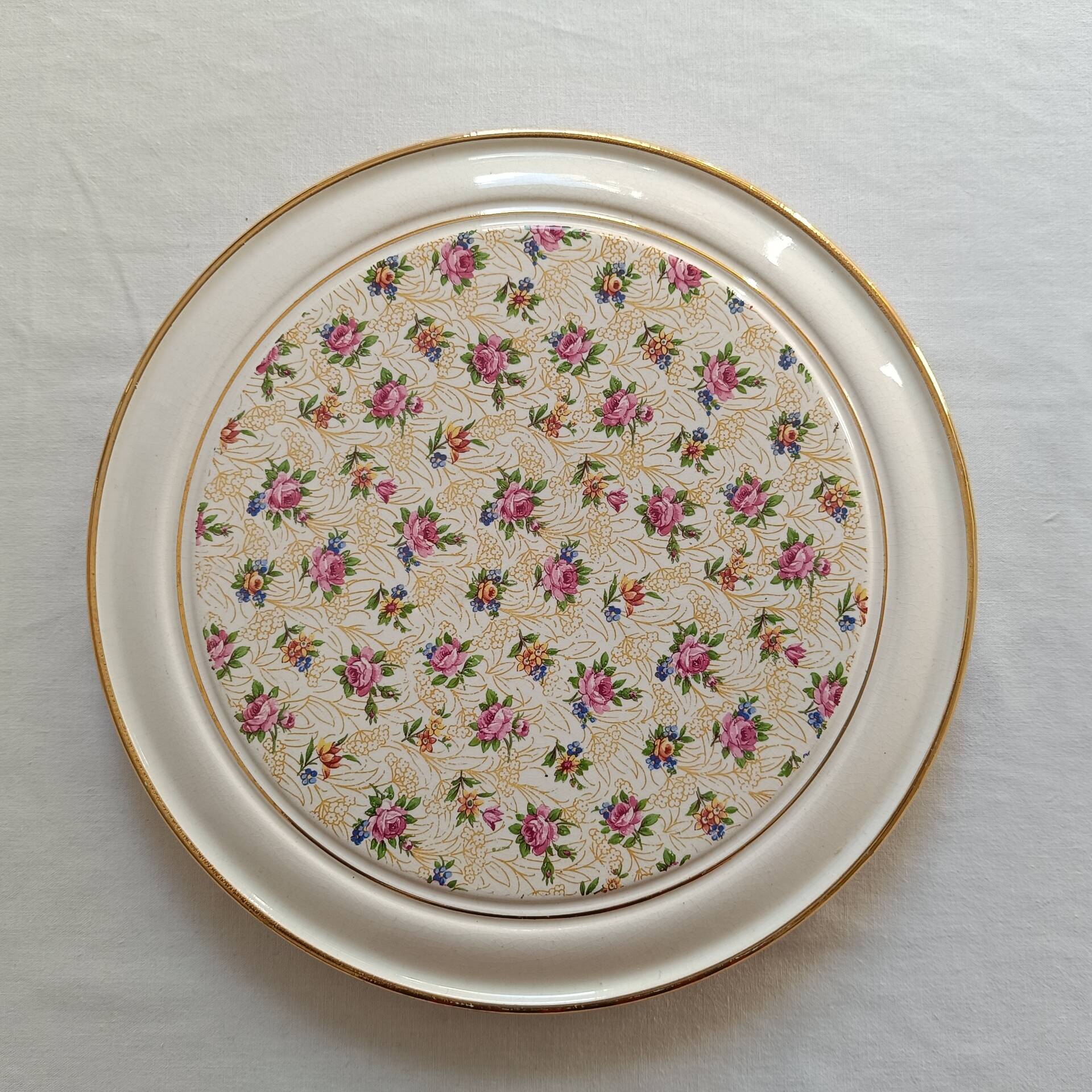 Vintage round trivet, ideal for adding a romantic touch.