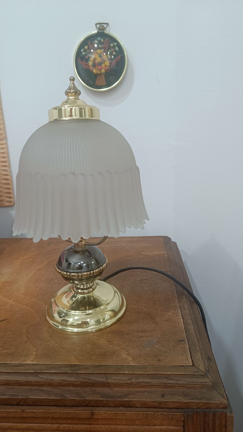 Vintage table lamp in brass and pleated opaline glass.