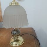 Vintage table lamp in brass and pleated opaline glass.