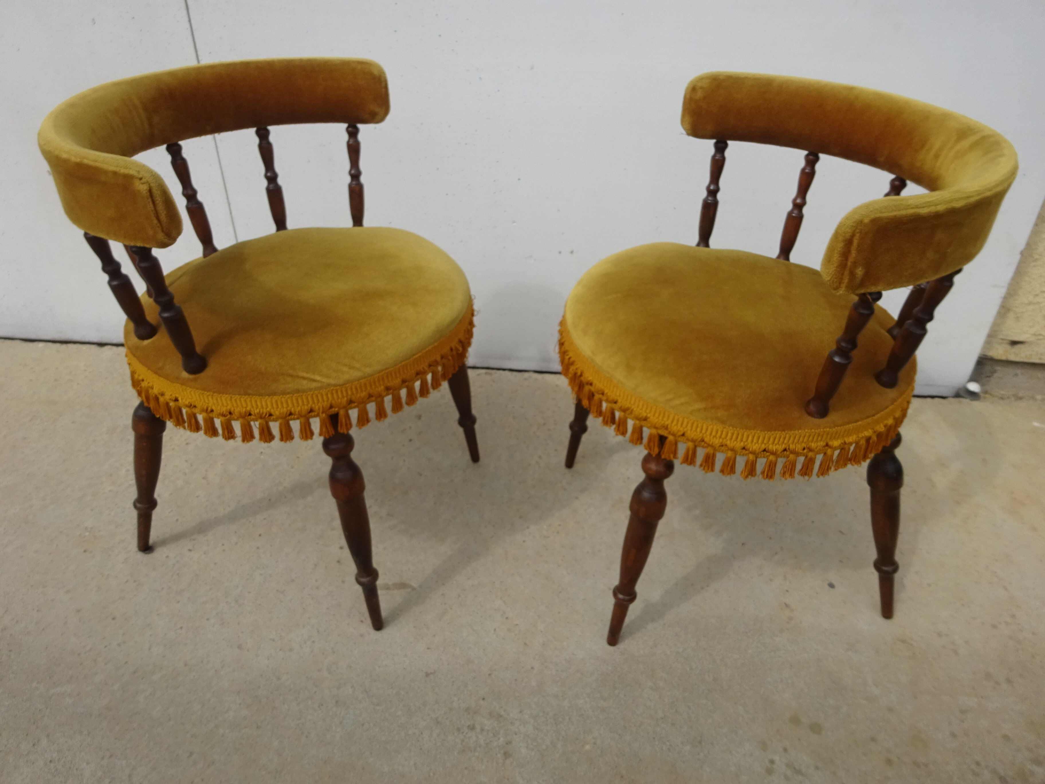 Chaise en noyer et velours franges assorties couleur or