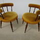 Chaise en noyer et velours franges assorties couleur or