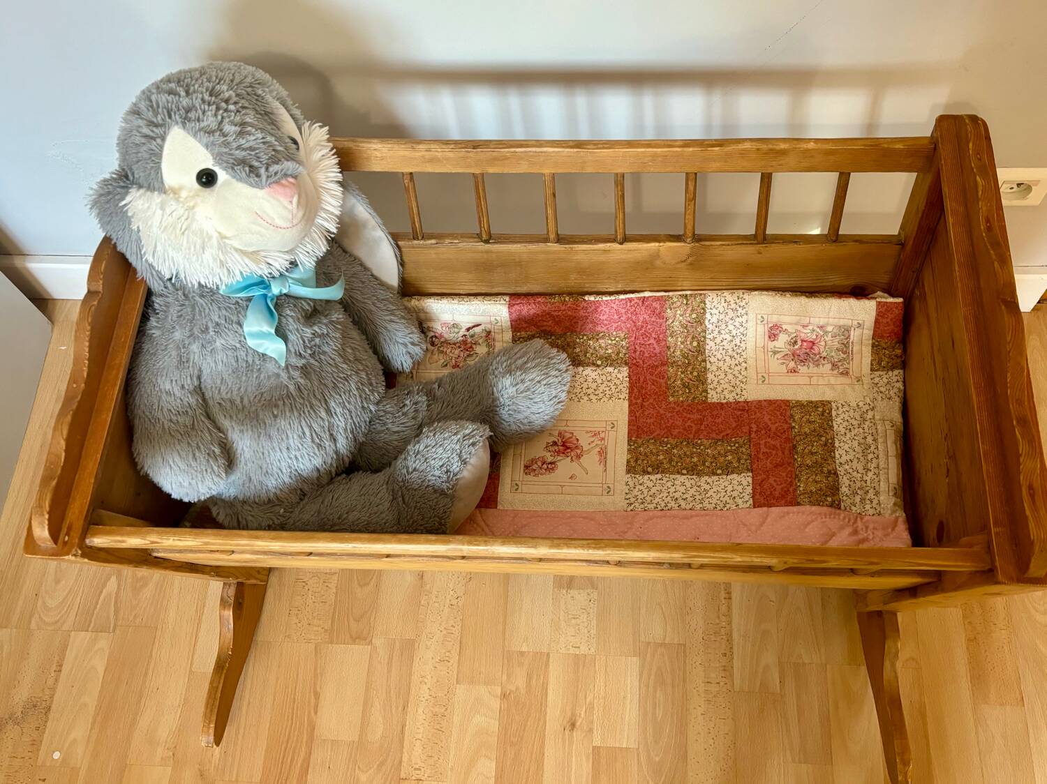 Lit bébé ancienne à bois