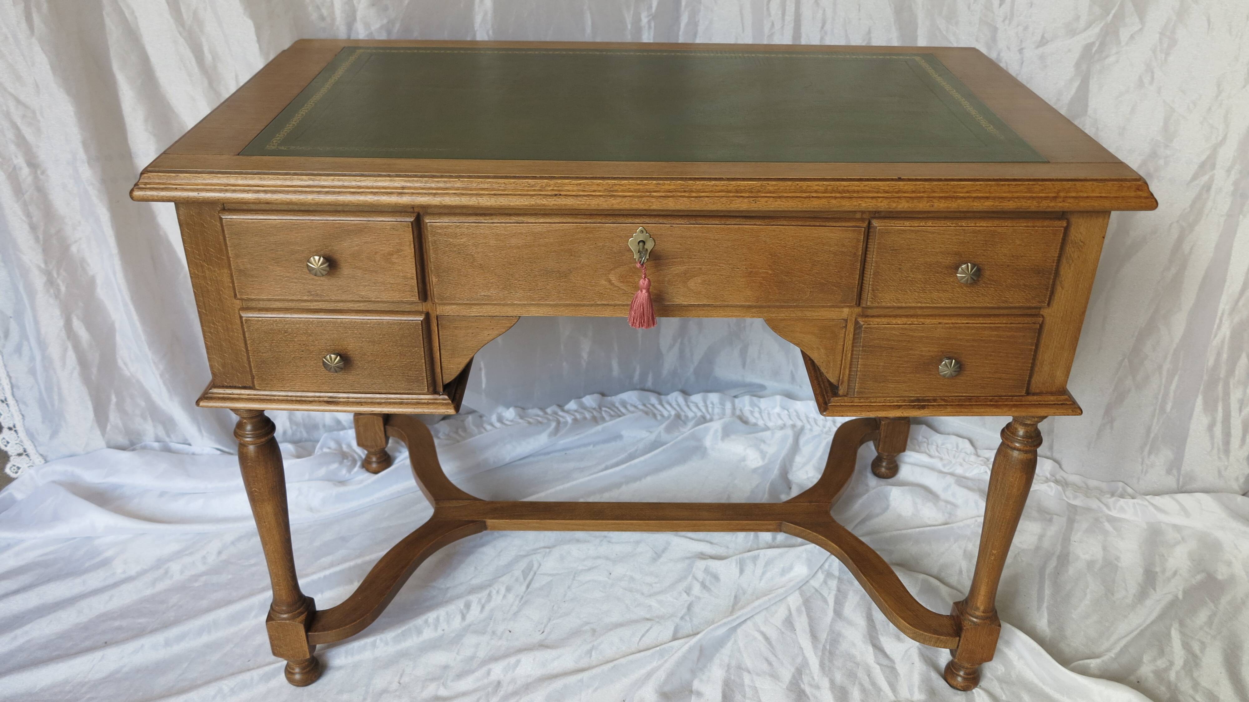 bureau classique dessus cuir
