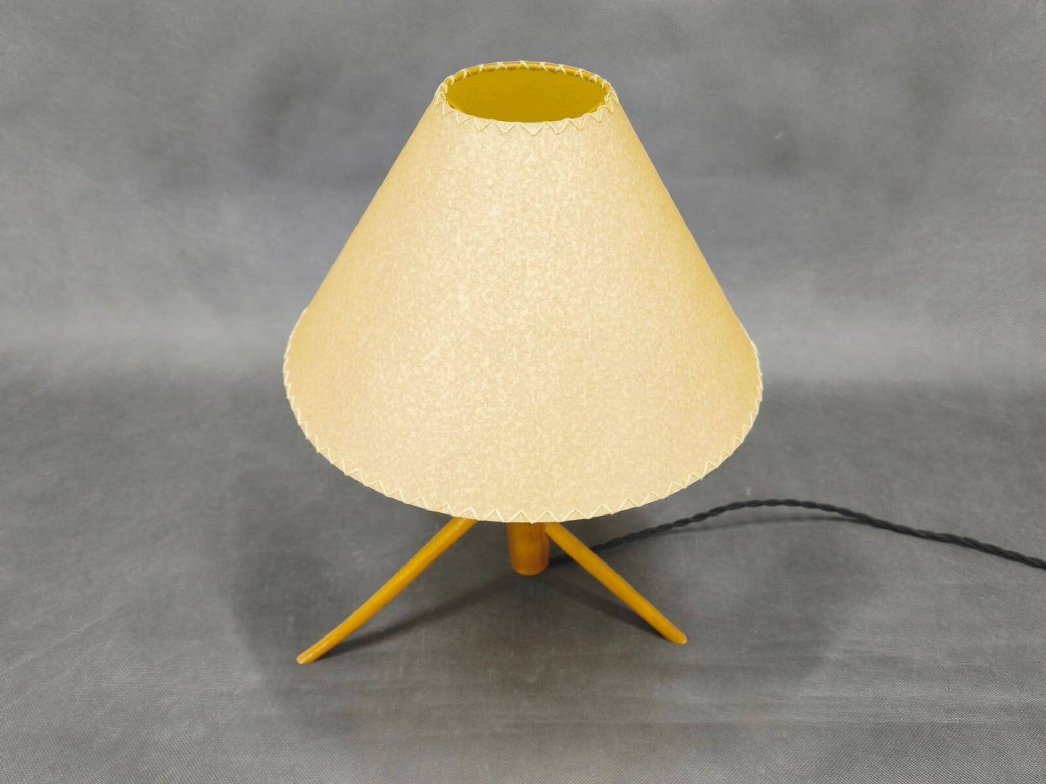 Lampe de table en érable des années 60, base trépied style ULUV.