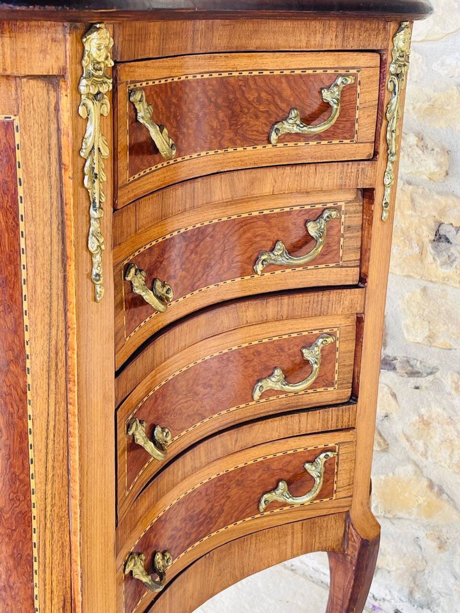 Commode style Louis XV en loupe d'orme et noyer