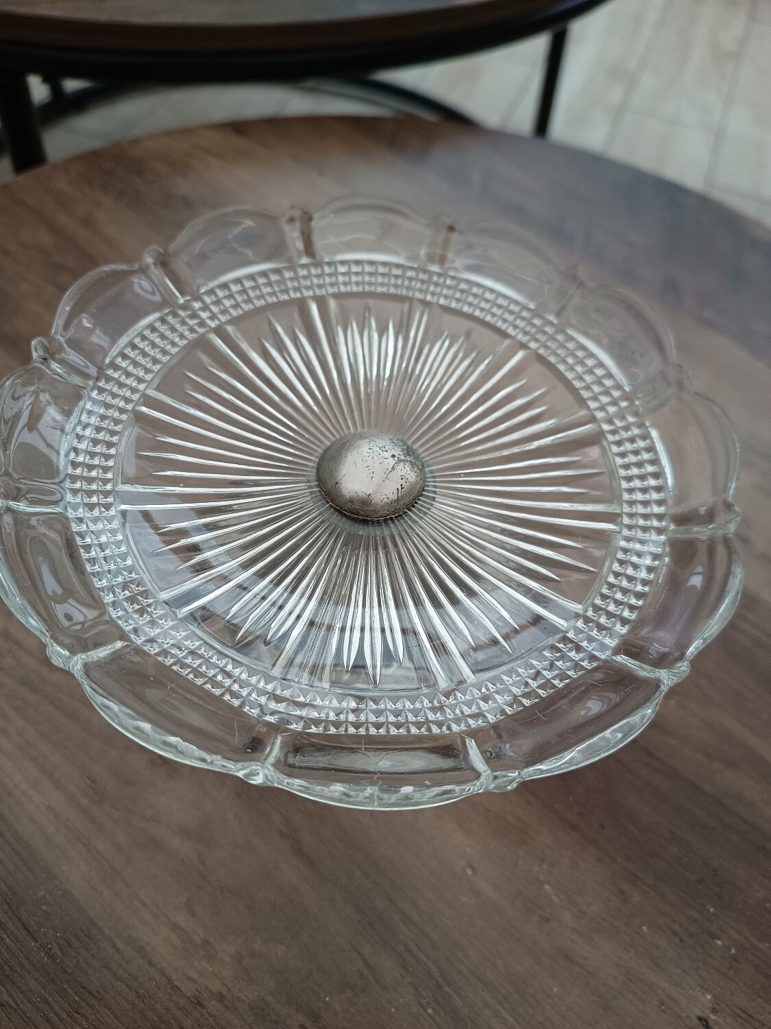 Compotier in molded glass and regulated foot