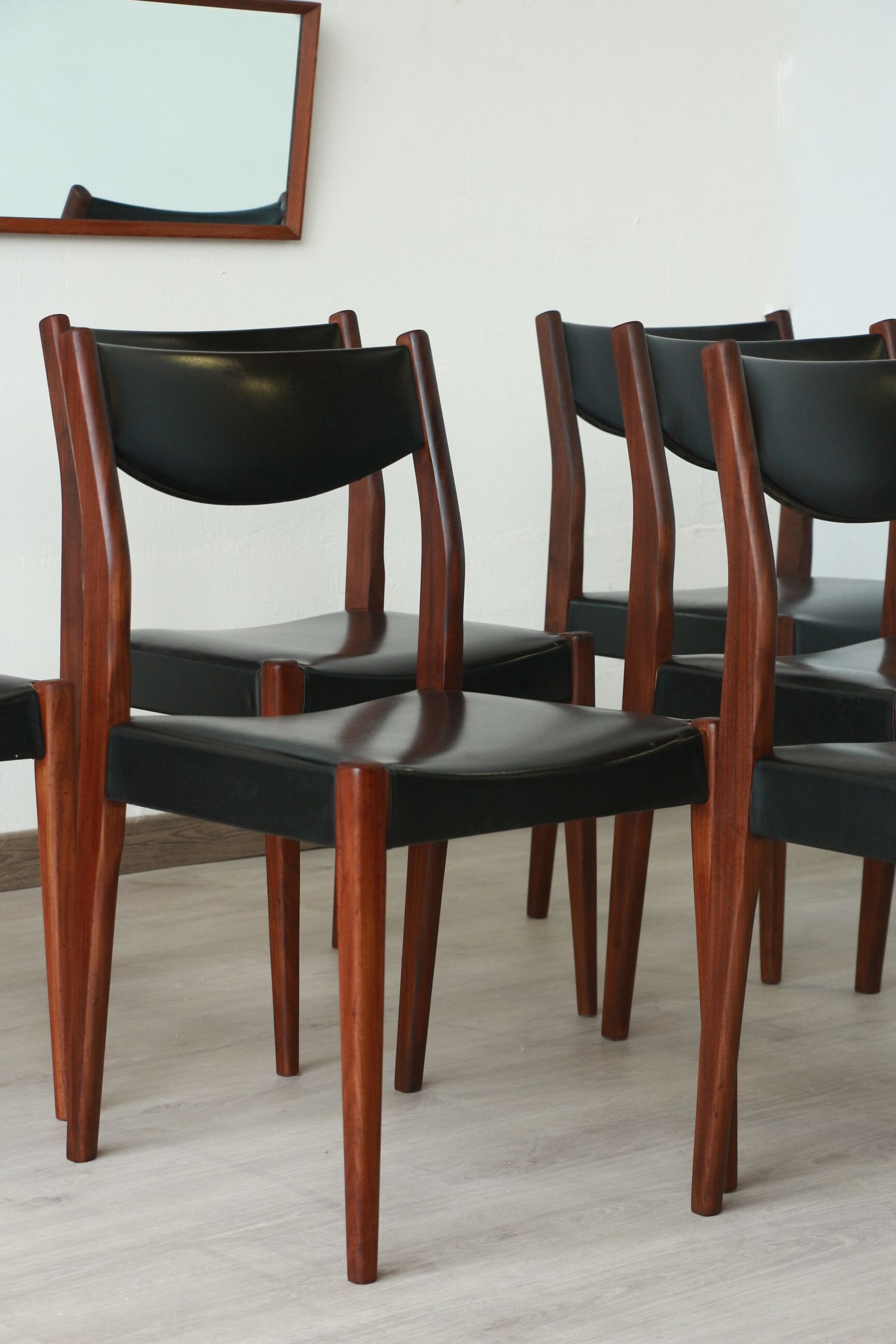 Series of 6 chairs in skai and teak