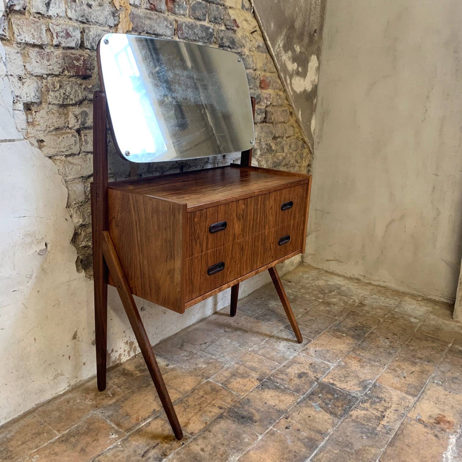 Coiffeuse danoise en placage palissandre des années 1960.