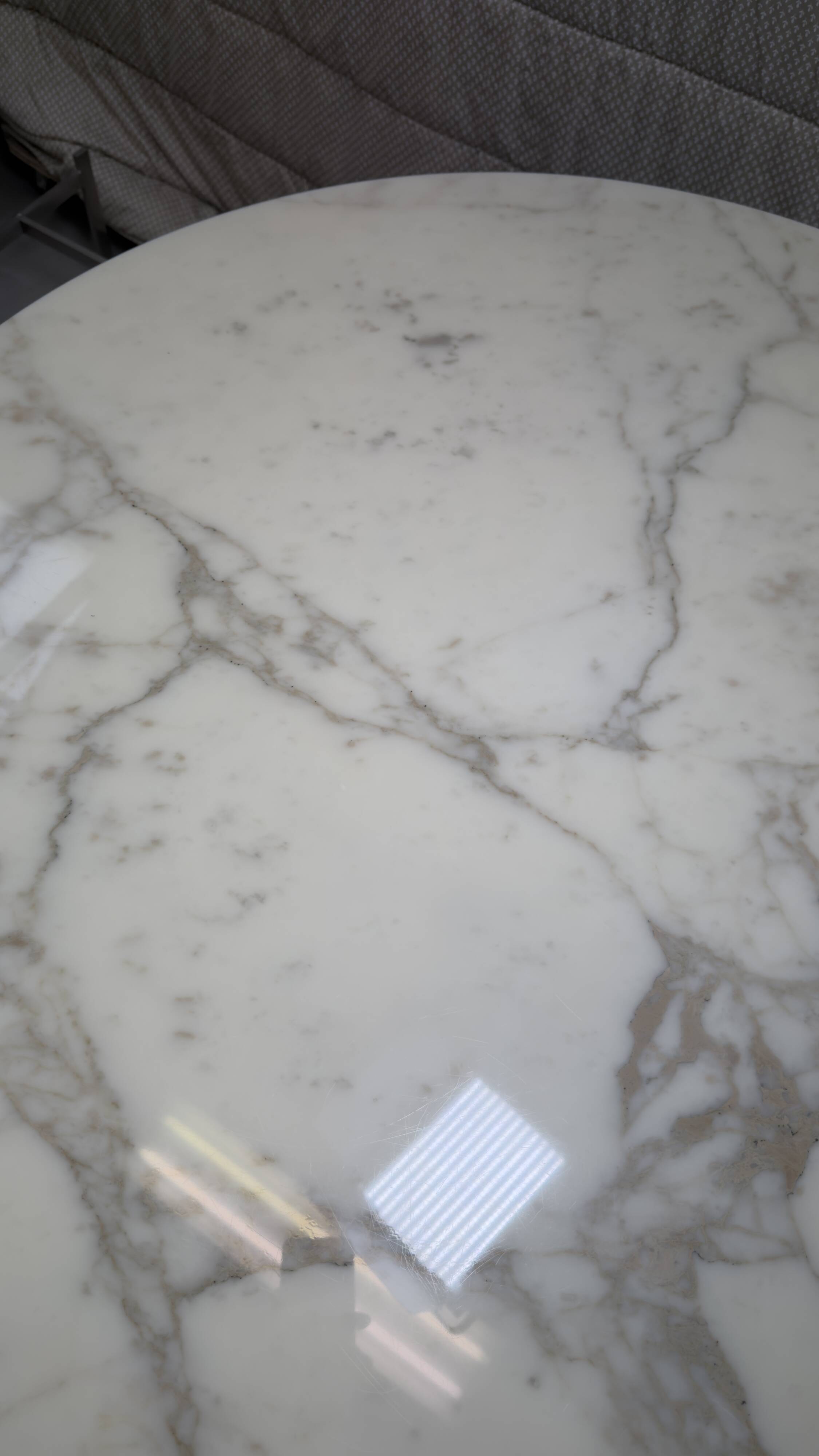 Tulip dining table in marble by Eero Saarinen for Knoll International.