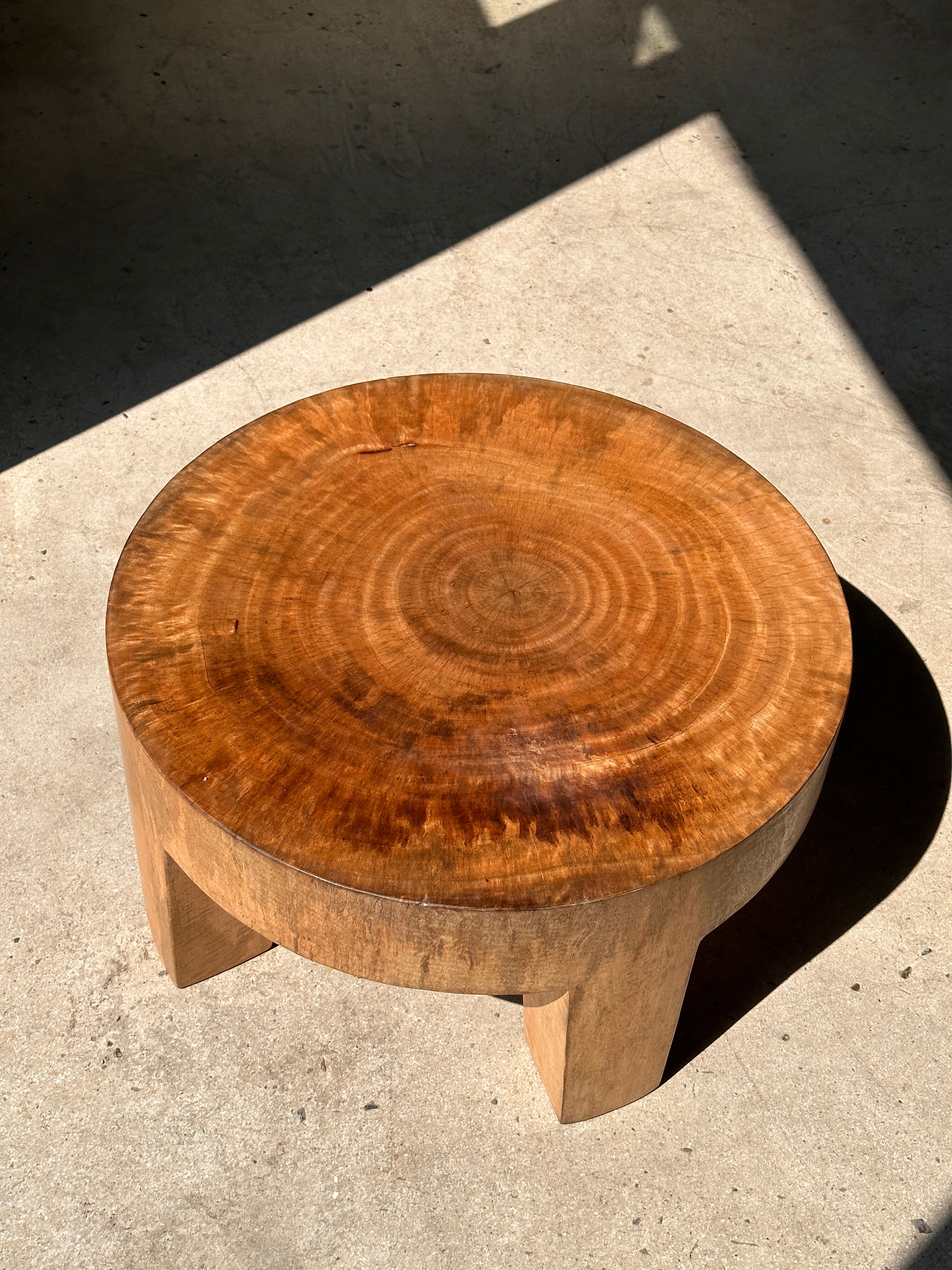 Quadripod coffee table in solid wood monoxyl natural color (dark)