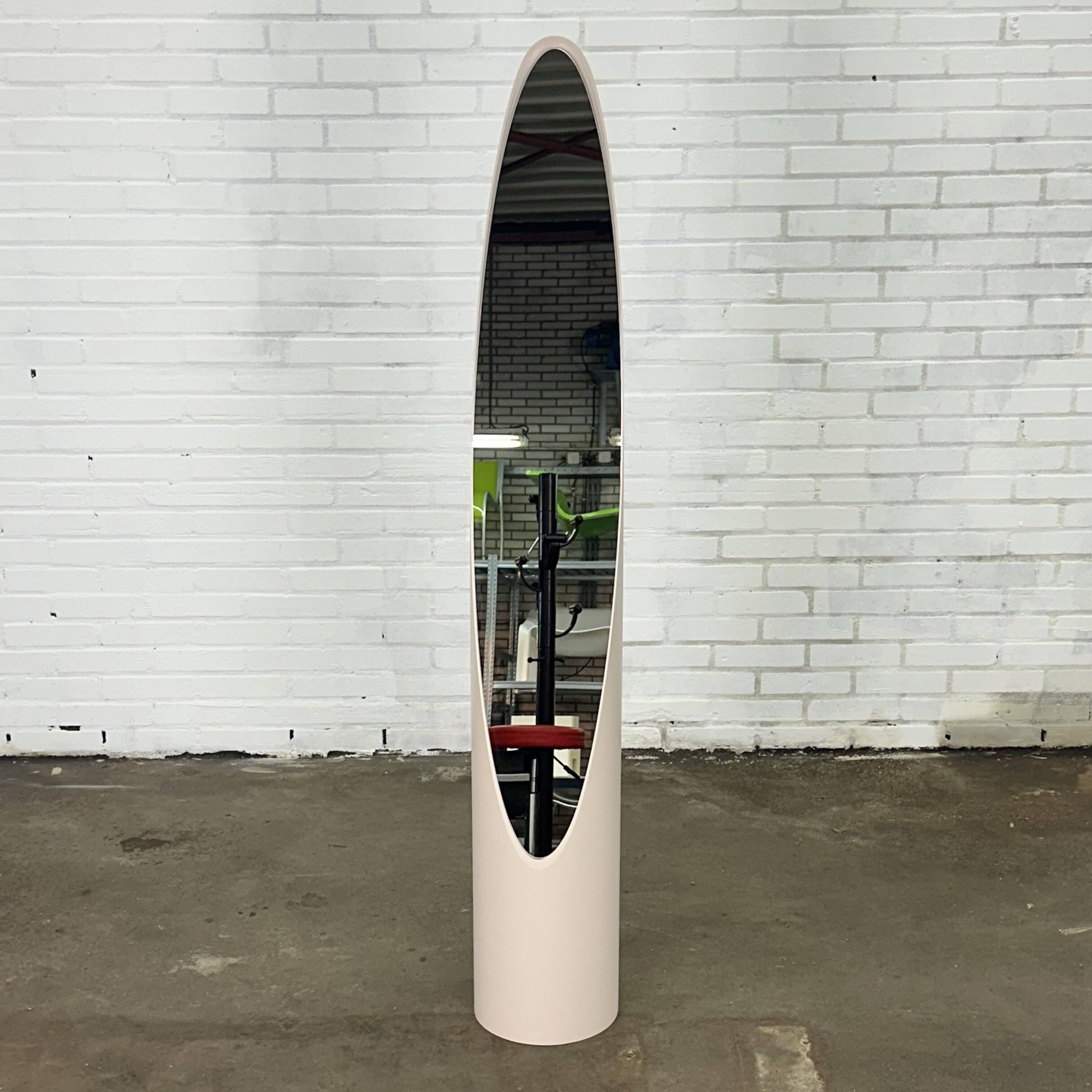 Lipstick mirror in the color beige by Rodolfo Bonetto | specchio unghia