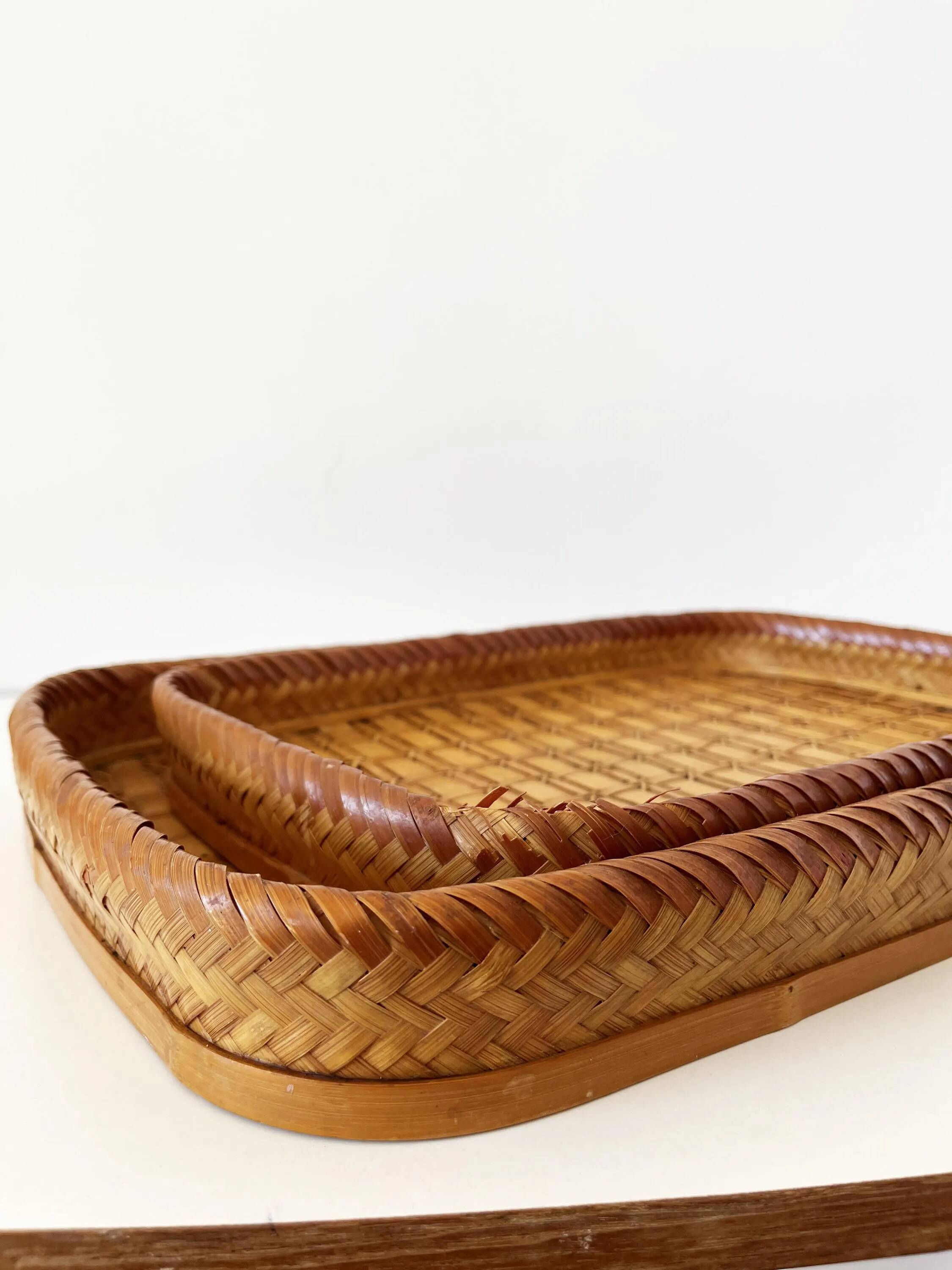Ensemble de plateaux ancien en bois et feuille de palmier