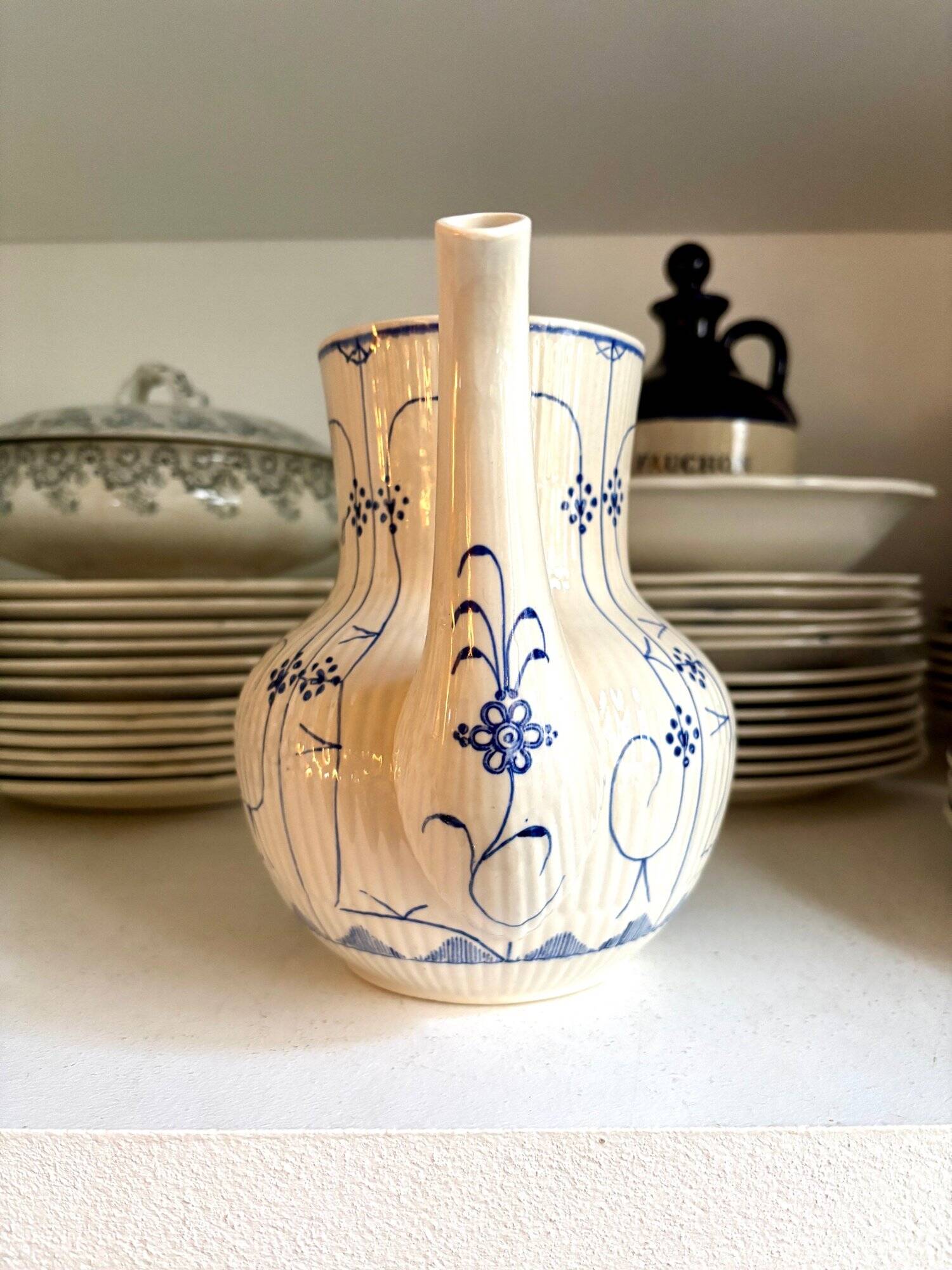 Cafetière Sarreguemines en faïence blanche et bleue, service "Copenhague" - début XXème