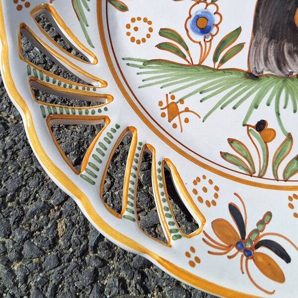 Assiette en faïence à décor de Moustiers