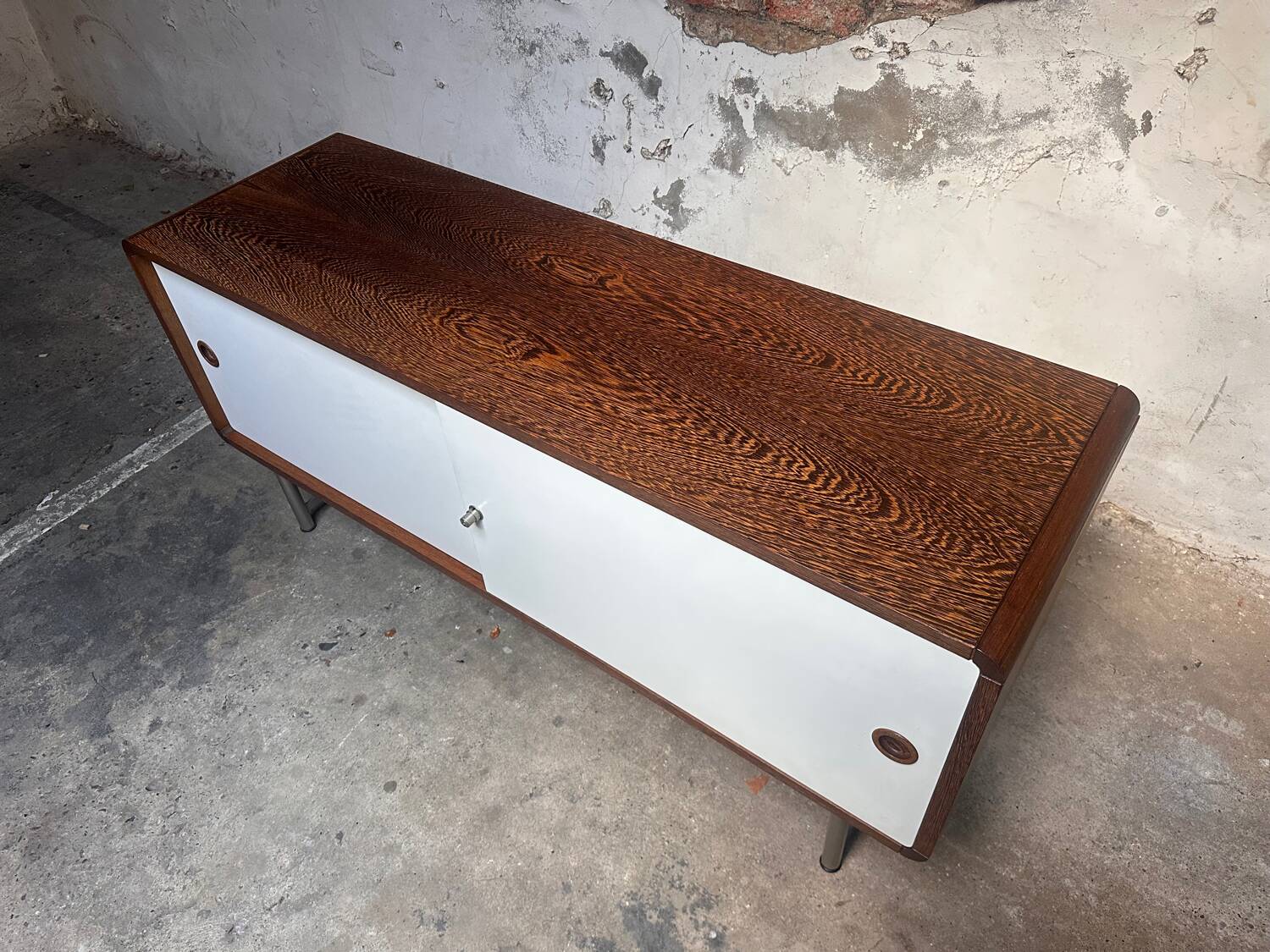 Buffet vintage Pastoe – Placage wengé et portes coulissantes blanches
