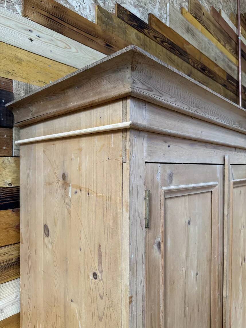 Red fir wardrobe - Compact & Authentic format