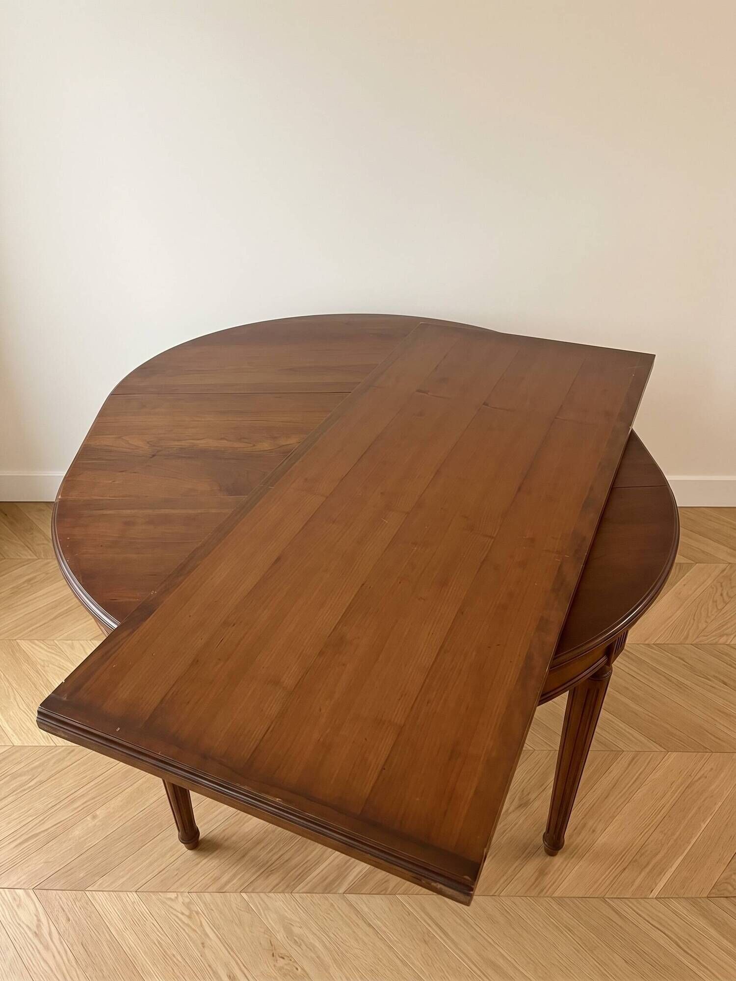 Extendable Louis XVI mahogany round table