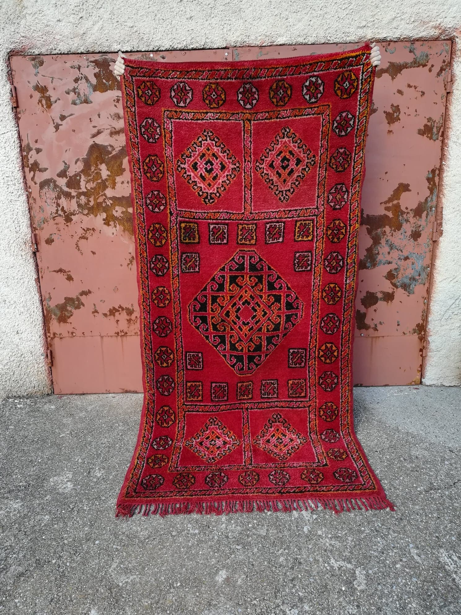 Tapis berbère marocain vintage Boujaad de Khenifra 250x120 cm